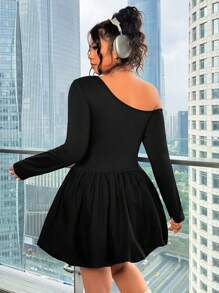SHEIN EZwear Große Größen schwarzes Kleid mit asymmetrischem Ausschnitt und Blumenmuster, kurzer Chiffon-Shift-Stil für den Frühling - Schwarz - Übersicht 2