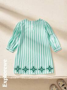 SHEIN 1 pieza Vestido de niña en estilo urbano y casual, que presenta cuello redondo, mangas largas y diseño de estampado. Este vestido cómodo y versátil de primavera y verano para niñas es adecuado para diversas ocasiones como actividades al aire libre urbanas, deportes, relajación en el hogar, escuela y fiestas.