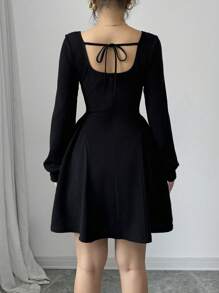 Rafferiza Vestido negro de manga larga mini con cuello cuadrado, cintura ceñida y fruncido lateral en forma de línea A - Negro - Ver 2