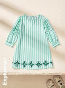 SHEIN 1 pieza Vestido de niña en estilo urbano y casual, que presenta cuello redondo, mangas largas y diseño de estampado. Este vestido cómodo y versátil de primavera y verano para niñas es adecuado para diversas ocasiones como actividades al aire libre urbanas, deportes, relajación en el hogar, escuela y fiestas.