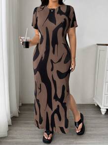 SHEIN EZwear 大码女式图案印花圆领短袖休闲侧开衩下摆中长连衣裙，适合夏季 - 棕色 - 查看 6