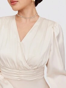 Mulvari Vestido elegante extra largo de unicolor con cuello en V, mangas acampanadas y volante en el bajo