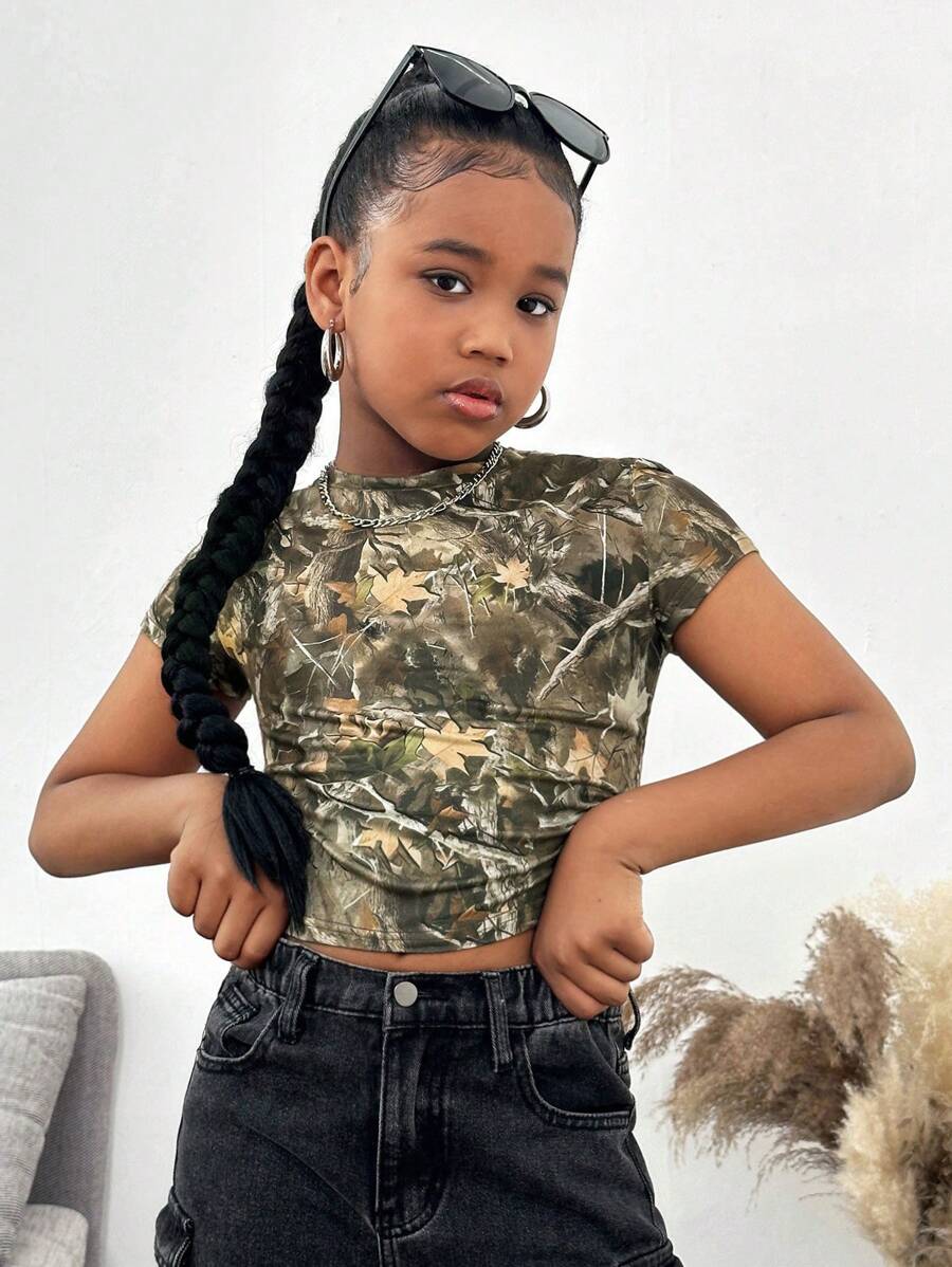 SHEIN Niña preadolescente Camiseta corta ajustada con estampado camuflado de rama mustia vintage, estilo casual camuflaje, ropa de calle de moda - Verde militar - Ver 1