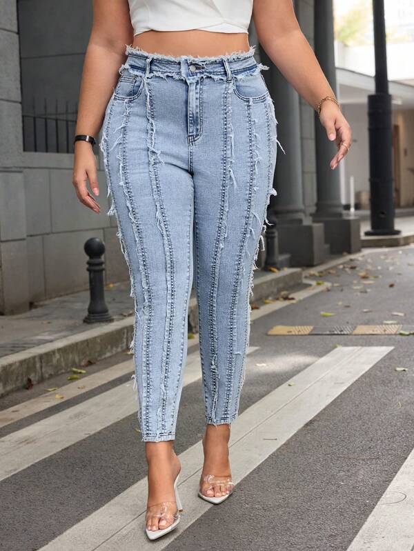 SHEIN Essnce Plus Size Front Button Pocket Raw Hem Simple Casual Denim Jeans