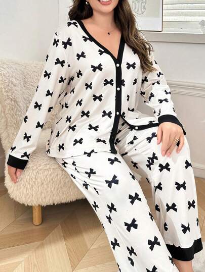 大码睡衣套装，撞色拼接，长袖上衣和长裤，饰有蝴蝶结花卉印花，秋冬服装，舒适保暖。