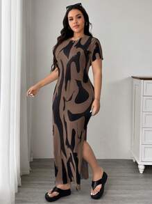 SHEIN EZwear 大码女式图案印花圆领短袖休闲侧开衩下摆中长连衣裙，适合夏季 - 棕色 - 查看 5