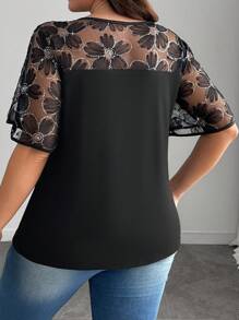 SHEIN Clasi Camiseta de manga corta de talla grande para mujer, de unicolor, con panel de encaje bordado, cuello redondo, elegante para fiestas y uso diario, para primavera/verano - Negro - Ver 2