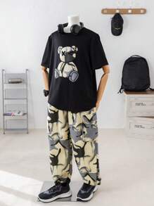 SHEIN 2入組男孩休閒迷彩熊圖案短袖T恤和迷彩口袋工裝長褲套裝 - 彩色 - 查看 4