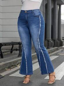 SHEIN Essnce Plus Size Women Pockets Design Frayed Hem Flare Leg Casual Jeans - Blue - View 2