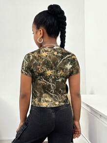 SHEIN Niña preadolescente Camiseta corta ajustada con estampado camuflado de rama mustia vintage, estilo casual camuflaje, ropa de calle de moda - Verde militar - Ver 2