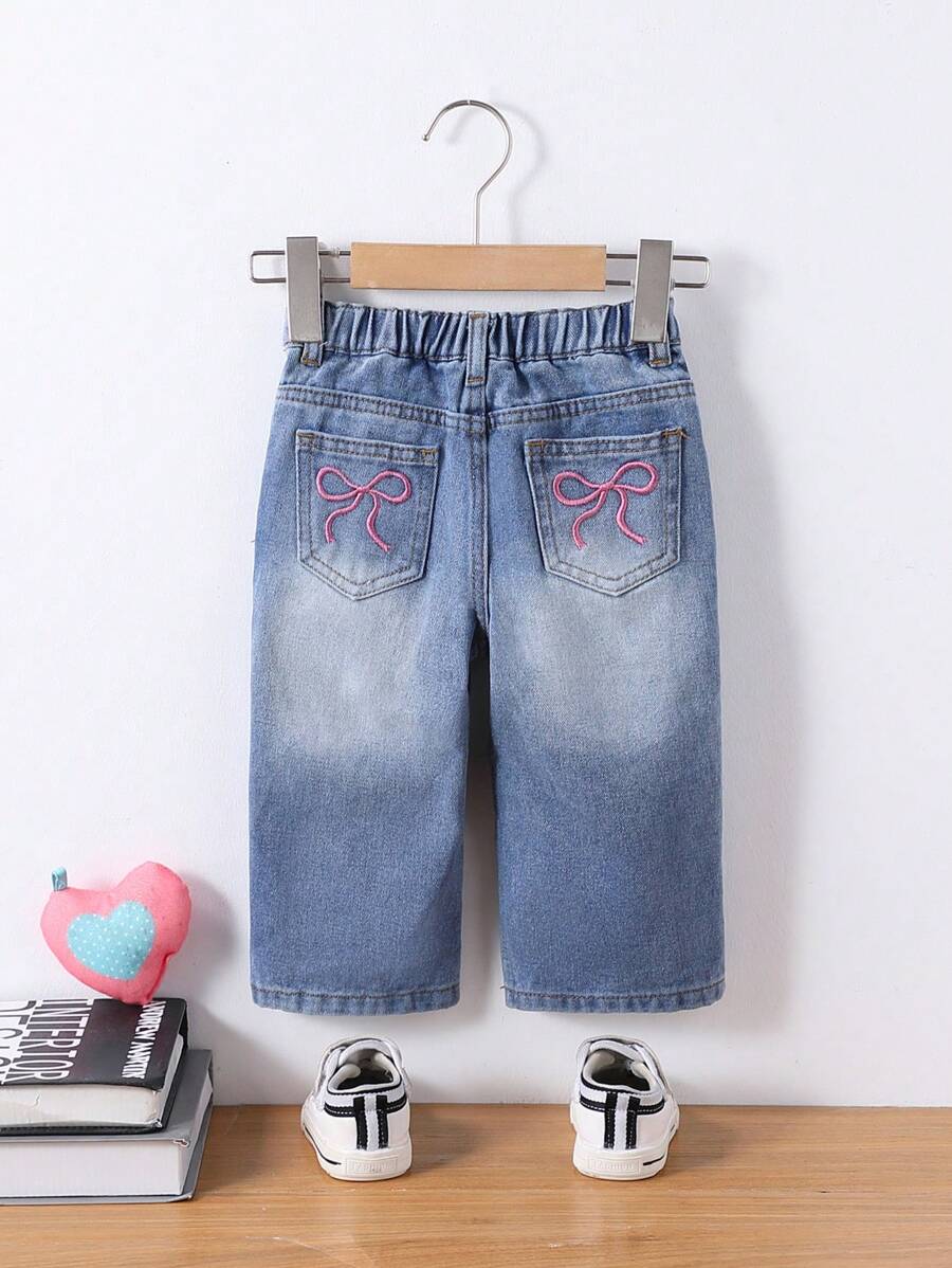 SHEIN 女婴可爱粉色蝴蝶结刺绣图案蓝色牛仔裤，牛仔裤，女婴秋冬装，情人节牛仔裤 - 淺色水洗藍 - 查看 1