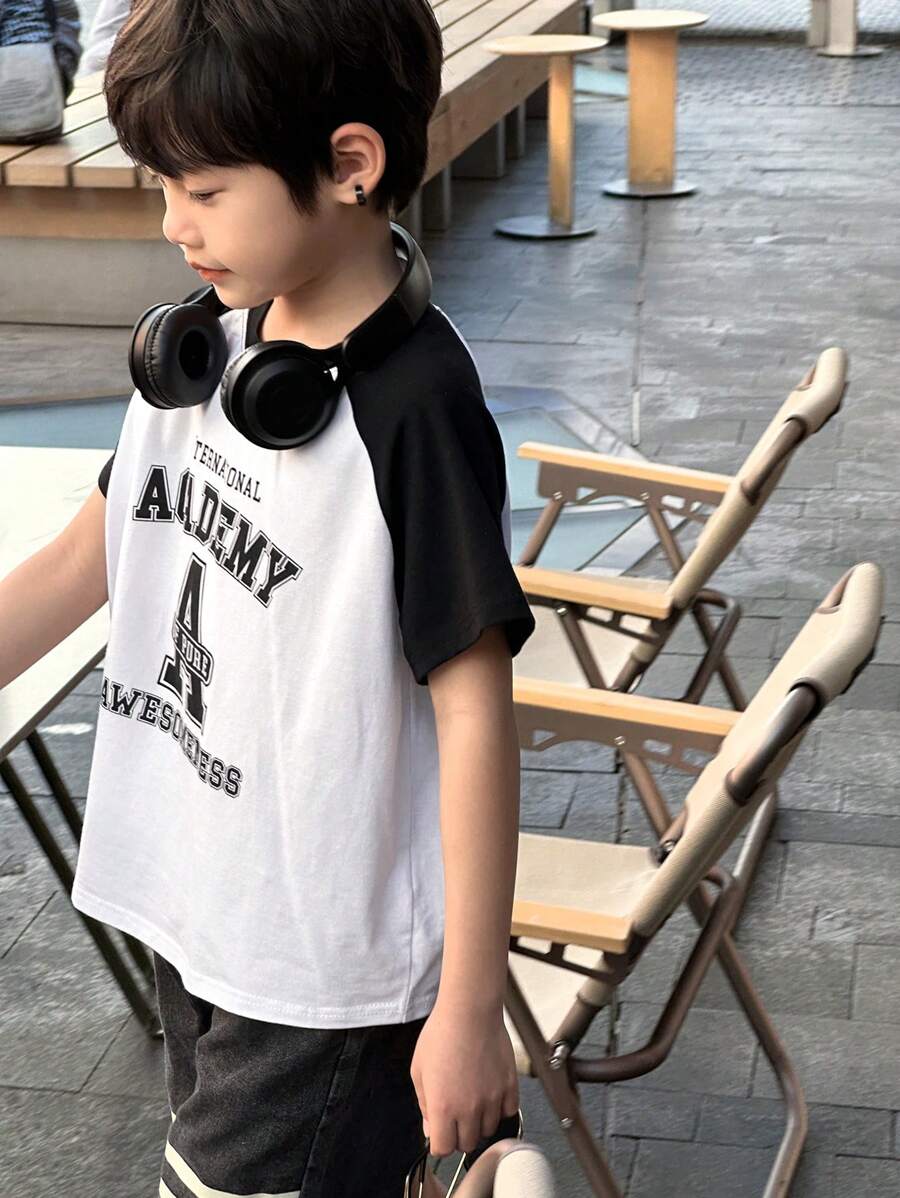 DAZY 青少年男孩纯色拼布圆领短袖字母印花休闲 T 恤，返校服装 - 黑與白 - 查看 1