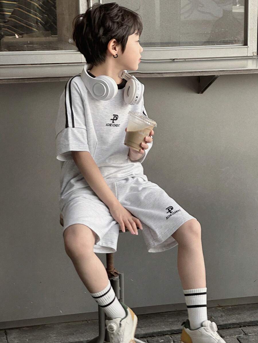 Dazy Kids 2 件套青少年男孩字母印花圆领短袖 T 恤和宽松短裤套装，休闲，返校服装