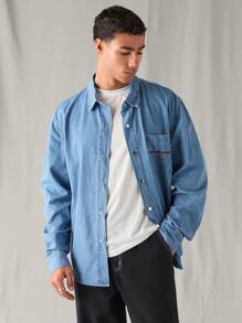 Manfinity Hypemode Camisa vaquera casual suelta de lavado claro para hombres, Urbanchill - Lavado ligero - Ver 4