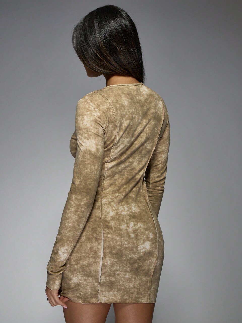 MISSGUIDED Verführerisches Bodycon Minikleid mit langen Ärmeln, figurbetonter Batik-Effekt, dehnbar für Club, Party, Abend, formschmeichelndes, elegantes Abendkleid