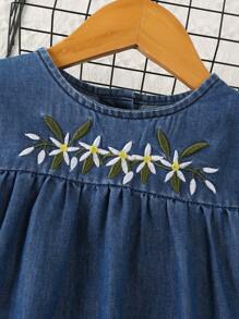 SHEIN Vestido vaquero holgado y cómodo con bordado floral y diseño con volantes en el bajo para niña bebé