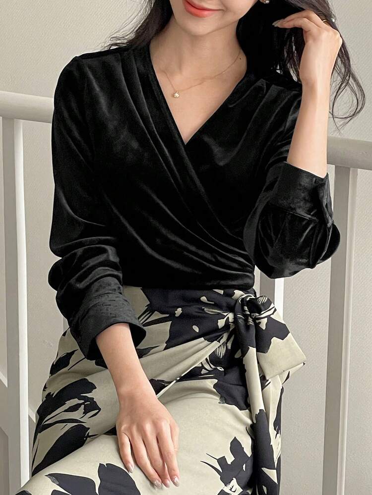 Blusa corta de terciopelo de manga larga con cuello en V, camisa elegante de estilo francés retro con lazo, ropa de mujer de otoño
