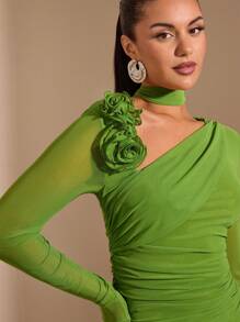 SHEIN BAE Einfarbig grünes, sexy und elegantes, asymmetrisches, ausgeschnittenes Bodycon-Minikleid mit 3D-Blumen-Raffung und langen Ärmeln, passend für französisch-romantische Anlässe, Dates, Urlaub, Alltagstragen - Grün - Übersicht 3