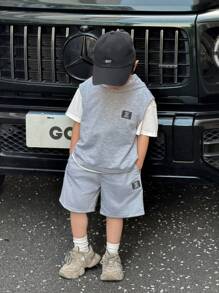 SHEIN Leap Crew مجموعة 3 قطع من الملابس لحديثي الولادة البنين/البنات : توب بقلنسوة محبوك ناعم بدون أكمام، و ملابس علوية كم قصير بياقة دائرية، و شورت بخصر مطاطي - رمادي - مشاهدة 2