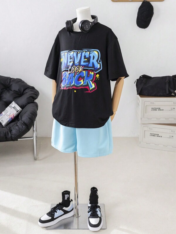 SHEIN Conjunto de camiseta casual de cuello redondo y manga corta con estampado de graffiti y letras y pantalones cortos de punto con patrón de letras para adolescente varón