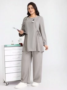 TaskEZ Conjunto de uniforme médico de talla grande de pantalón y blusa de manga larga con cuello redondo, bolsillos dobles y lazo lateral en unicolor. Conjunto de uniforme de trabajo para examen médico, peluquería de mascotas y nutricionista, de unicolor, de dos piezas, con múltiples bolsillos y ropa de trabajo resistente, en color gris.