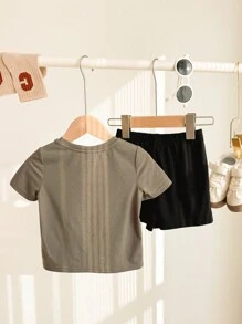 SHEIN Set de 2 piezas de top de manga corta de cuello redondo suave de punto y pantalones cortos de cintura elástica para bebé, niño o niña