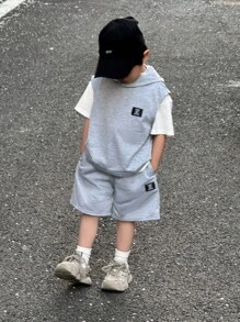 SHEIN Leap Crew مجموعة 3 قطع من الملابس لحديثي الولادة البنين/البنات : توب بقلنسوة محبوك ناعم بدون أكمام، و ملابس علوية كم قصير بياقة دائرية، و شورت بخصر مطاطي - رمادي - مشاهدة 3