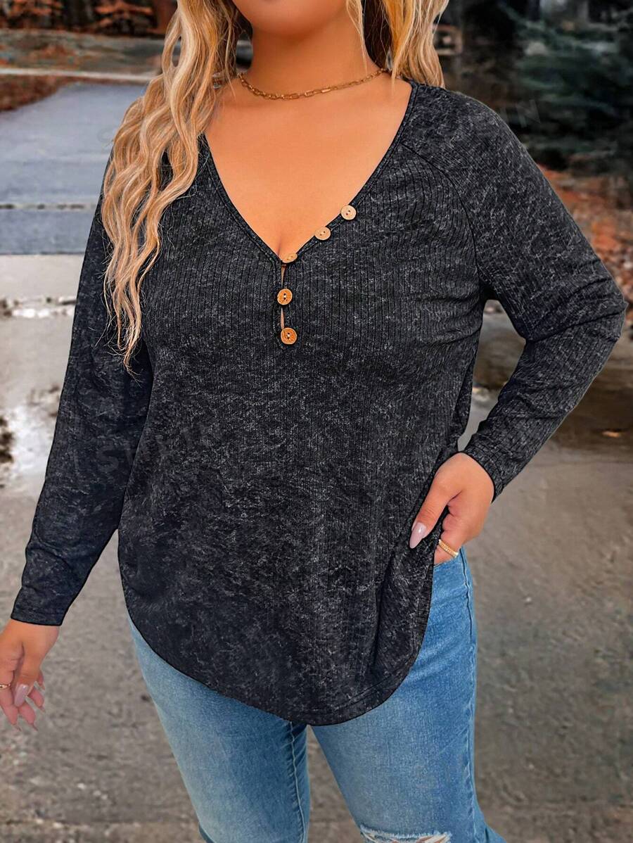 SHEIN LUNE Camiseta casual de manga larga con cuello en V y diseño de botones para mujer de talla grande, de manga raglán, de costilla, para otoño y verano - Negro - Ver 1