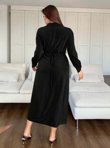 Dazy Petite Plus Vestido midi con cuello en V, unicolor, manga corta y abertura lateral para tallas grandes, color negro, vestido camisa de primavera y verano