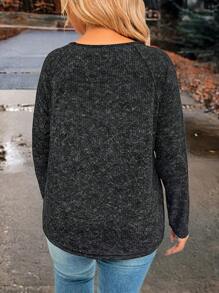 SHEIN LUNE Camiseta casual de manga larga con cuello en V y diseño de botones para mujer de talla grande, de manga raglán, de costilla, para otoño y verano - Negro - Ver 2