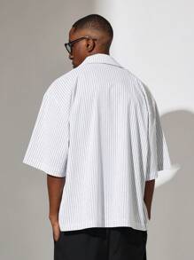 SUMWON Camisa de manga corta a la altura del codo con rayitas y patrón bordado en corte recto - Multicolor - Ver 3