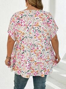 SHEIN CURVE+ Damen Große Größen Sommer Urlaub locker sitzende Bluse mit Rundhalsausschnitt, kurzen Ärmeln und gerüschtem Saum, Boho Urlaubsstil mit zart gemustertem Blume Muster