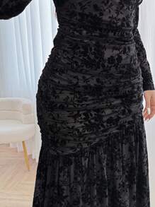 SHEIN Frenchy Plus Size Elegant Black Autumn Formal Evening Wedding Maxi Dress For Women,Ruched Waist Fitted Keyhole Neckline Velvety Fabric Party Modest Dresses - Black - View 6