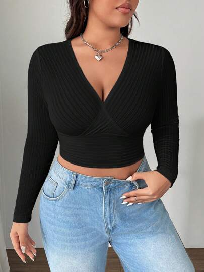 SHEIN EZwear Camiseta Cropped Preta de Manga Longa com Decote em V para Mulheres Plus Size