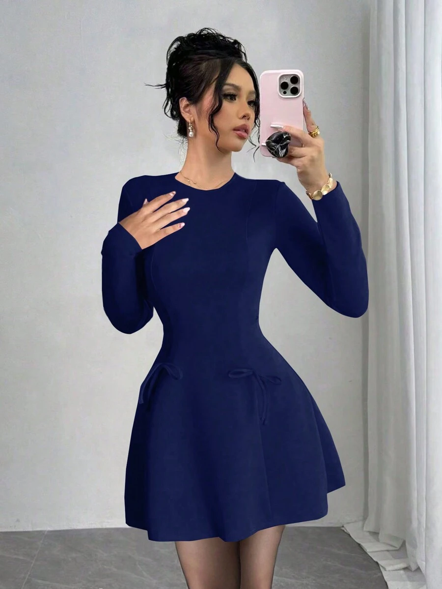 Chiquease 2024 Hàng mới về Đầm mini chữ A cổ tròn màu đỏ có cấu trúc, xòe eo, có nơ trang trí, khóa kéo ẩn phía sau - Màu xanh hải quân - Xem 1