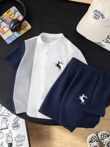 2 件套年轻男孩宽松休闲学院风鹿动物印花撞色图案立领针织短袖衬衫和松紧腰短裤套装，适合春夏季、日常穿着、运动、户外、学校、派对、度假、拍照