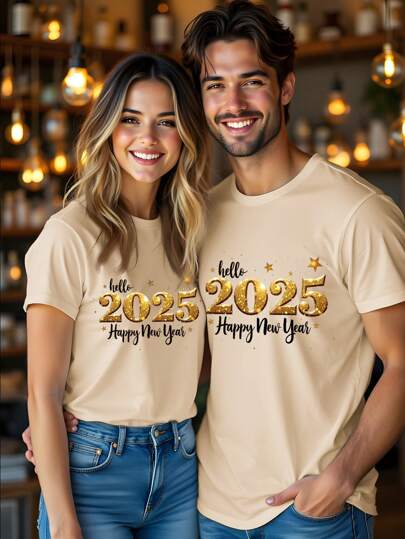 Manfinity Homme 时尚休闲 2025 新年金箔字母印花情侣 T 恤，常规版型男士短袖 T 恤卡其色，适合情侣、家庭搭配以及送给男朋友的礼物