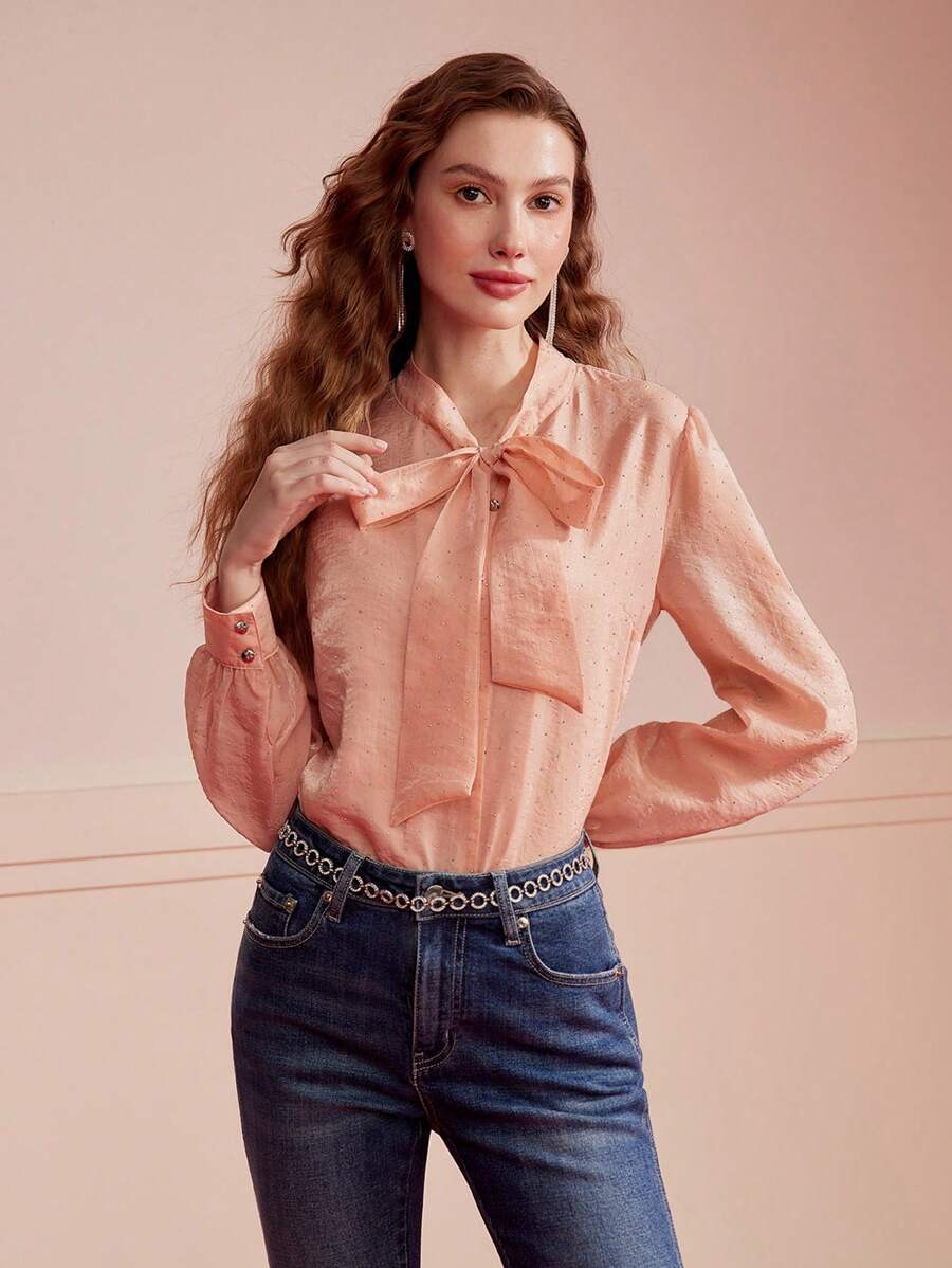 MOTF PREMIUM Blusa con cuello de corbata y detalles de strass