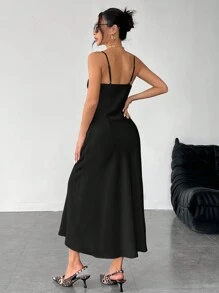 SHEIN PETITE Robe longue à bretelles en satin de couleur unie à col volant, convient pour les sorties