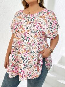SHEIN CURVE+ Damen Große Größen Sommer Urlaub locker sitzende Bluse mit Rundhalsausschnitt, kurzen Ärmeln und gerüschtem Saum, Boho Urlaubsstil mit zart gemustertem Blume Muster