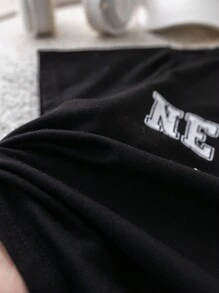 SHEIN Leap Crew 2 件套年轻男孩时尚百搭休闲英伦印花短袖 T 恤和条纹拼接短裤套装，适合春夏季、日常、运动、郊游、学校、派对、节日、摄影 - 黑色 - 查看 7