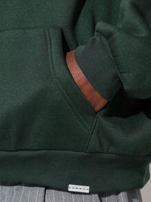 SUMWON Sudadera con capucha grande y holgada de moda urbana para otoño e invierno, con estampado de letra gótica y bolsillo canguro