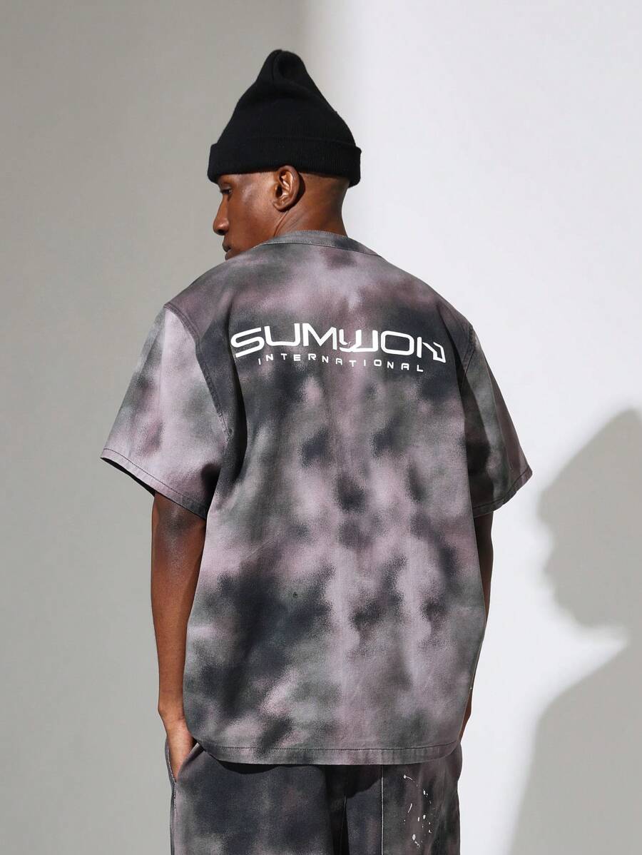 SUMWON Chaqueta de moda con estampado tie-dye, estilo de calle internacional, con diseño de béisbol, tipo varsity, abotonada, de manga corta, de talla grande, de uso unisex, para todas las temporadas y como prenda de vestir casual - Multicolor - Ver 1