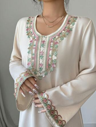Al Najma Robe longue à manches longues avec col en V, avec application florale brodée. Caftan modeste pour femme