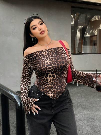 SHEIN EZwear Camiseta asimétrica de mujer con hombros descubiertos y estampado de leopardo para tallas grandes