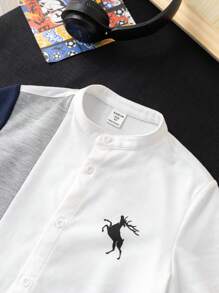 2 件套年轻男孩宽松休闲学院风鹿动物印花撞色图案立领针织短袖衬衫和松紧腰短裤套装，适合春夏季、日常穿着、运动、户外、学校、派对、度假、拍照