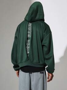 SUMWON Sudadera con capucha grande y holgada de moda urbana para otoño e invierno, con estampado de letra gótica y bolsillo canguro
