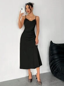 SHEIN PETITE Robe longue à bretelles en satin de couleur unie à col volant, convient pour les sorties