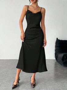 SHEIN PETITE Robe longue à bretelles en satin de couleur unie à col volant, convient pour les sorties