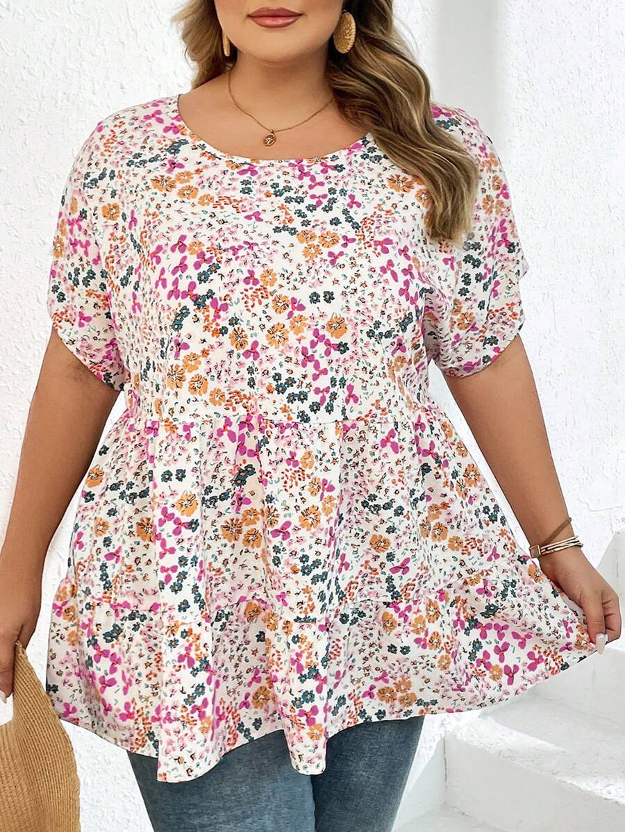SHEIN CURVE+ Damen Große Größen Sommer Urlaub locker sitzende Bluse mit Rundhalsausschnitt, kurzen Ärmeln und gerüschtem Saum, Boho Urlaubsstil mit zart gemustertem Blume Muster